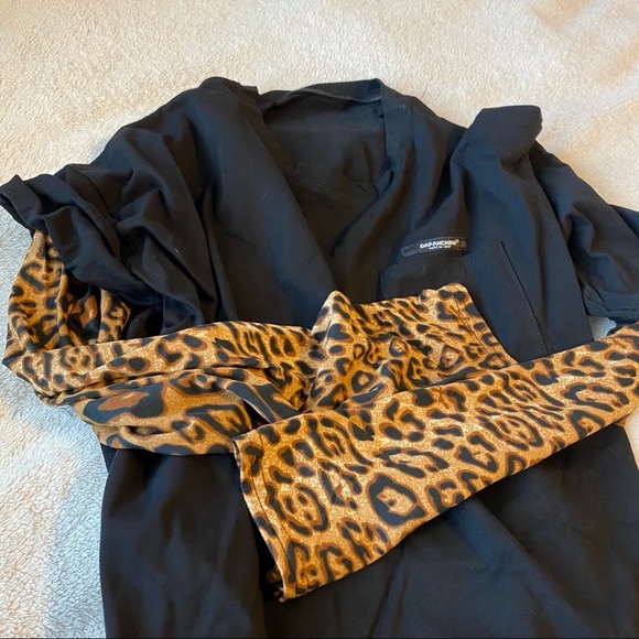 NWT Leopard T shirt Long Sleeves Black - Picture 3 of 9